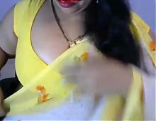 Indian babe in saree reveals her big tits